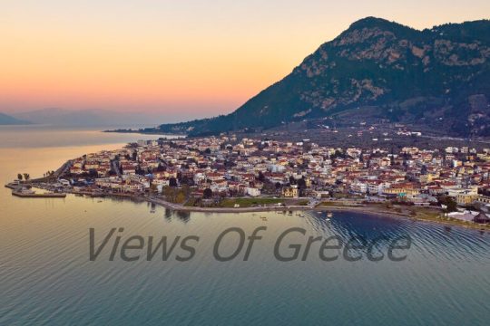 Τα Καμένα Βούρλα είναι χτισμένα στα ριζά του βουνού Κνημίδα